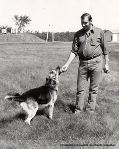 Caporal Fernand Yelle, maître-chien, entre 1970 et 1980